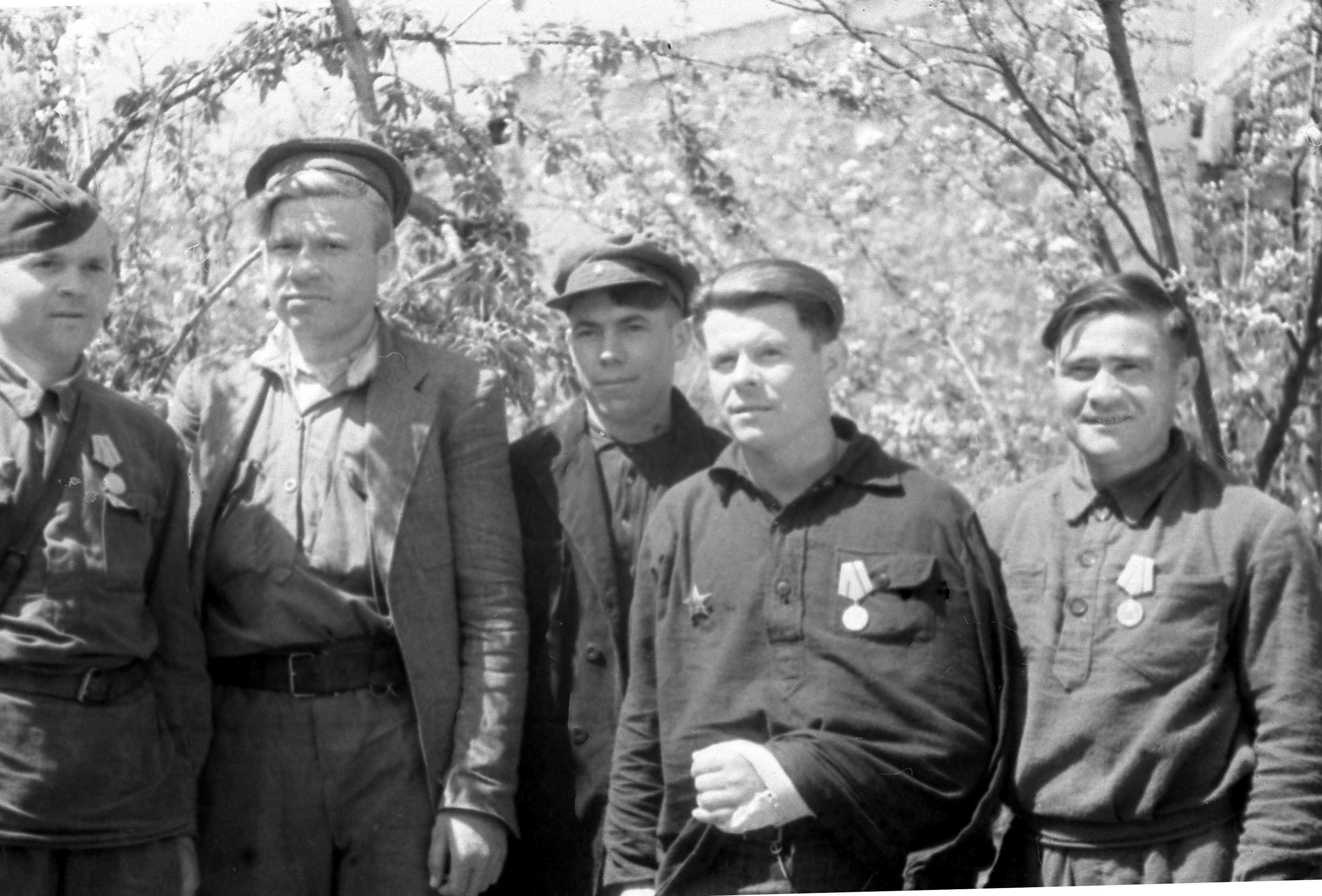 Экспонат #41. Партизаны в освобождённом Симферополе. Апрель 1944 года
